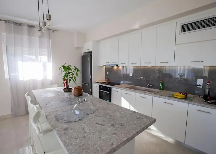 Over The Horizon 3 Bedroom * נאפפליו